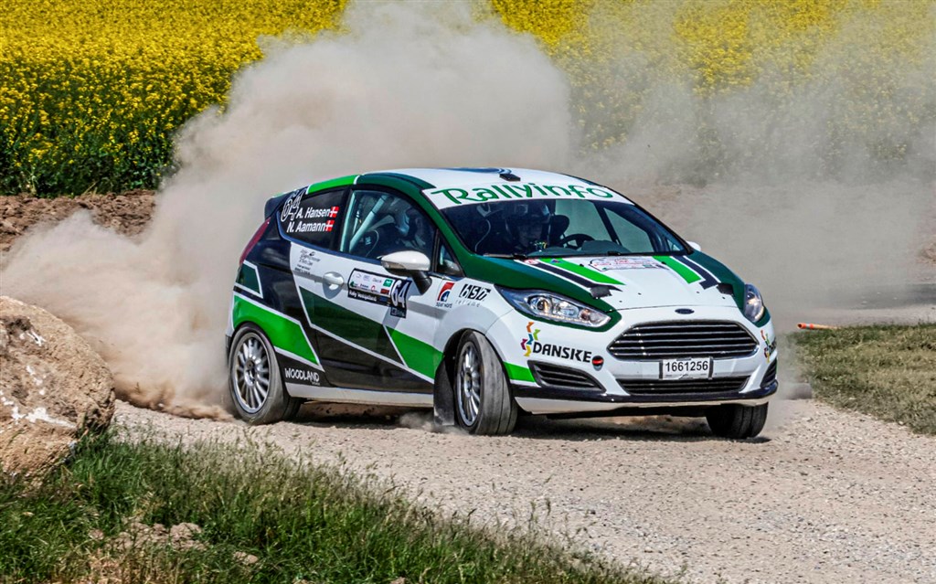 Anders Kirkeby Hansen og Nicolai Aamann støttes af en sponsorgruppe bestående af arbejdskollegerne Martin Meinertz og dennes børn Vera, Augusta og Hubert, Jeppe Boel, Rasmus Lundorff, Tommy Sørensen samt Karsten Bruun og dennes børn Kristoffer og Valdemar, som alle har deres navne på AH Motorsports Ford Fiesta.
(Foto: Mark Lundemann-Nielsen)